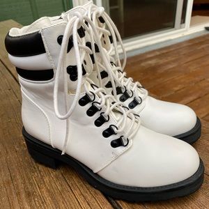 NWT WHITE BOOTS